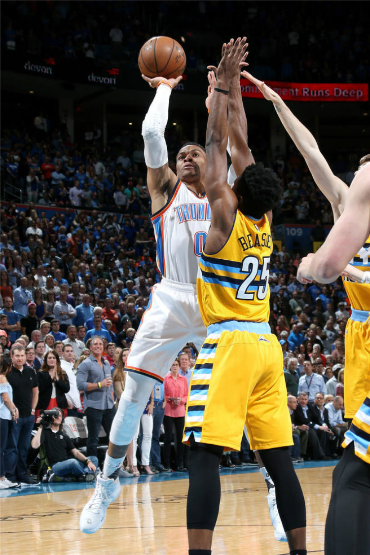 世界羽联最新排名公布，国羽锁定三项榜首，浙江姑娘陈雨菲重返前十.